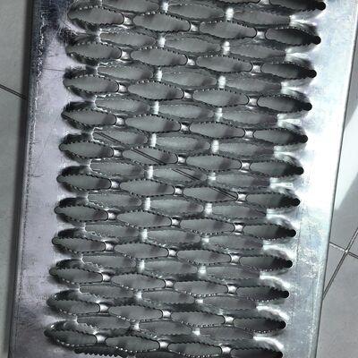 Galvanized Anti-Skid Perforated Tread for Construction Stairs or Truck Step